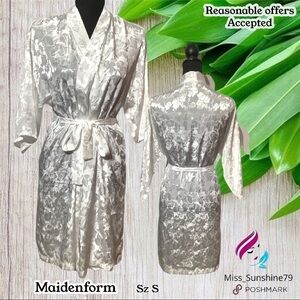 Maidenform -Sz S - white silver shimmer light robe